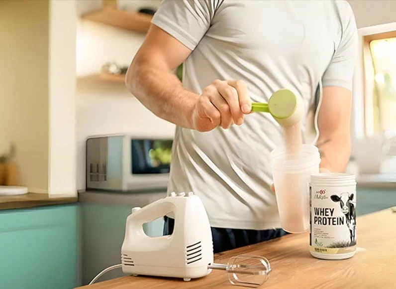 10 Delicious High-Protein, Low-Calorie Smoothies with Natural Whey Protein for Weight Loss